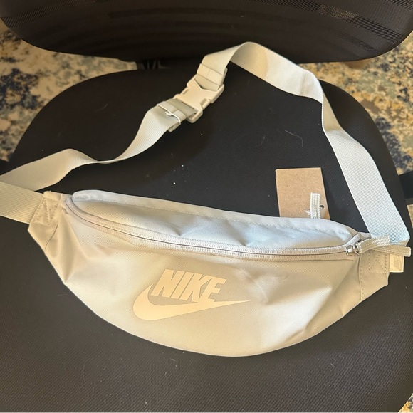 NWT light silver Nike Heritage Waistpack (3L) - Picture 6 of 6
